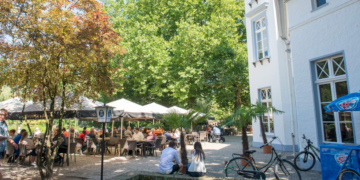 Sonnige Außenterrasse am Grotenburgschlösschen mit Blick auf den Zoo Krefeld